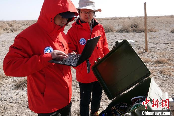 格爾木草地站，青藏科考隊員采集觀測數(shù)據。　<a target='_blank' href='/'><p  align=