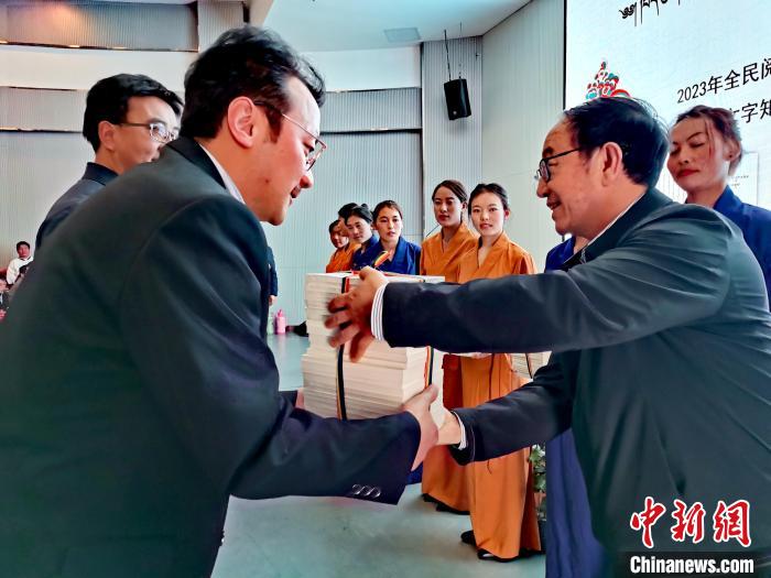 圖為贈(zèng)送叢書?！?zhí)砀?攝