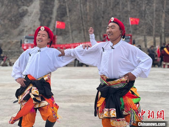 圖為當?shù)厝罕娬寡莘沁z類歌舞文化?！±罱瓕?攝