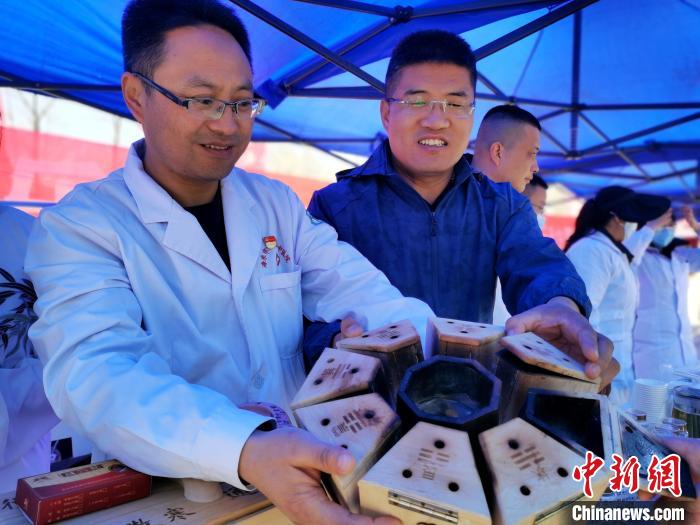 圖為青海省海東市樂都區(qū)中醫(yī)院八卦灸展示?！?zhí)砀?攝