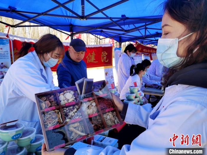 圖為中藥展示?！?zhí)砀?攝