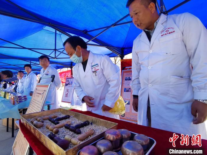 圖為青海省循化縣的國家級非遺項目尤闕療法的器械展示?！?zhí)砀?攝
