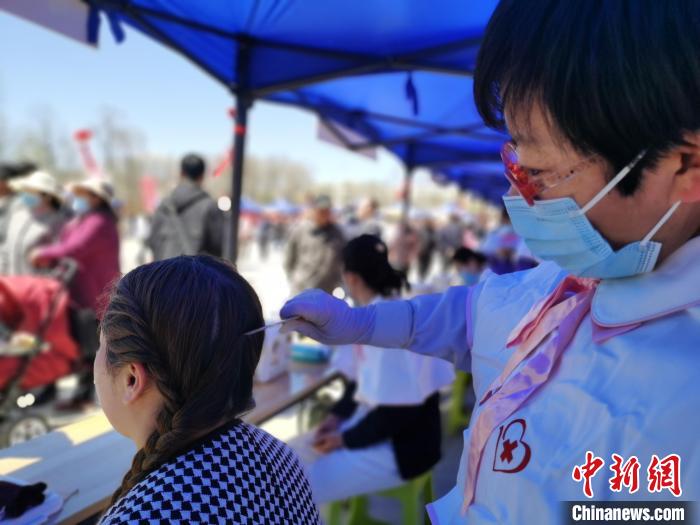 圖為刮痧。　張?zhí)砀?攝