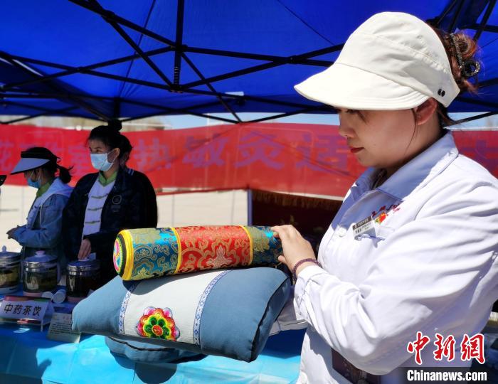 圖為青海省互助縣的中藥枕頭?！?zhí)砀?攝