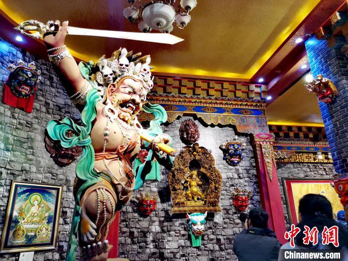 青?！敖鹕鹊亍睙嶝暎禾瓶?、泥塑璀璨奪目