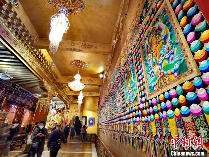 圖為仁俊畫(huà)院內(nèi)的堆繡?！?zhí)砀?攝