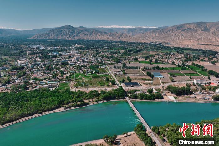 航拍青海貴德黃河岸畔綠意濃濃?！≮w凜松 攝