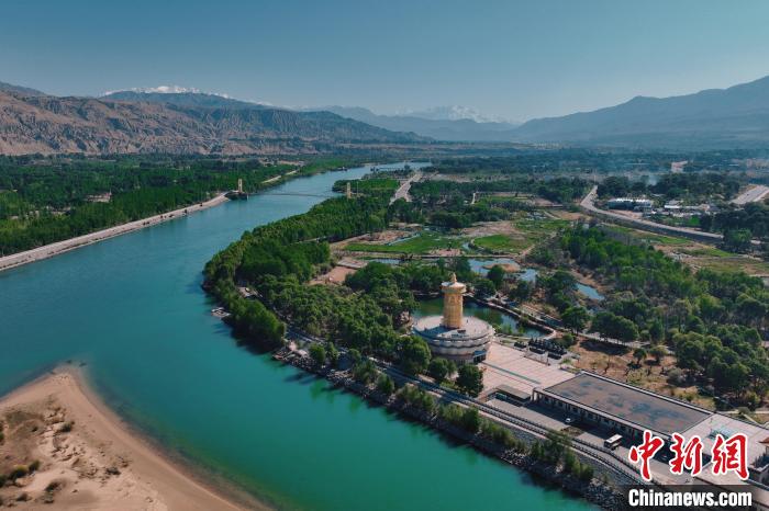 航拍青海貴德黃河岸畔綠意濃濃?！≮w凜松 攝