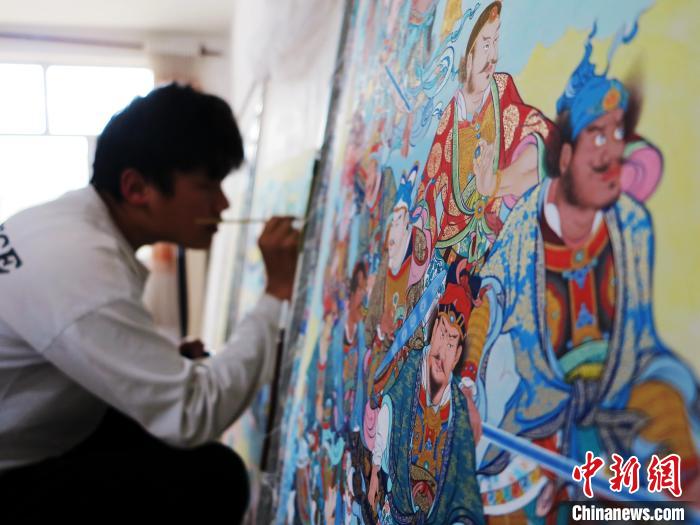 圖為熱貢龍樹畫苑內(nèi)的學(xué)徒繪畫唐卡?！?zhí)砀?攝
