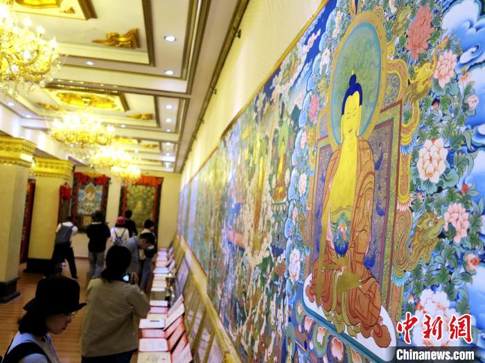 圖為熱貢龍樹畫苑內(nèi)的唐卡?！?zhí)砀?攝