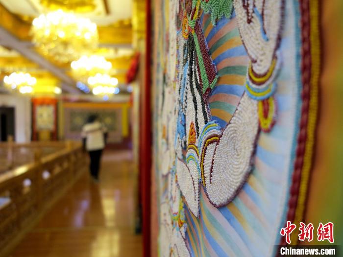 圖為黃南州同仁市熱貢龍樹畫苑內(nèi)的珍珠唐卡。　張?zhí)砀?攝