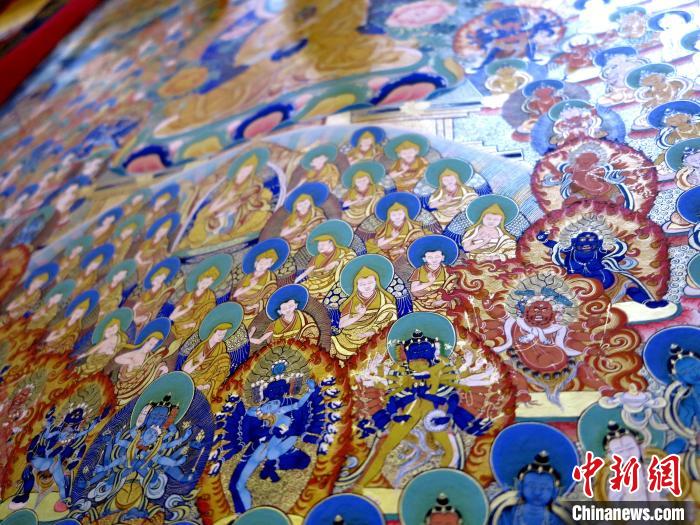 圖為熱貢龍樹畫苑內(nèi)展覽的唐卡局部?！?zhí)砀?攝