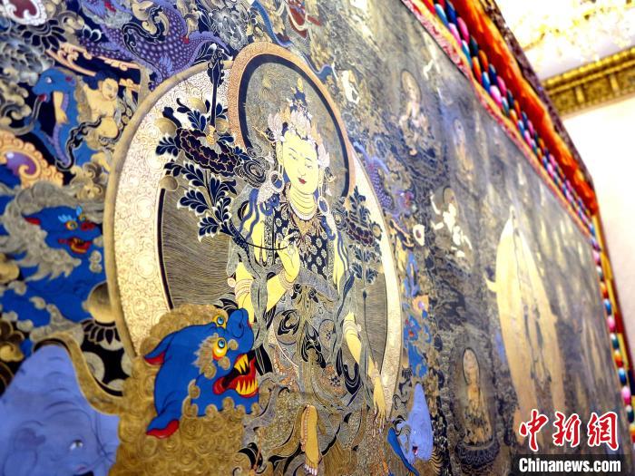 圖為熱貢龍樹畫苑內(nèi)的唐卡?！?zhí)砀?攝