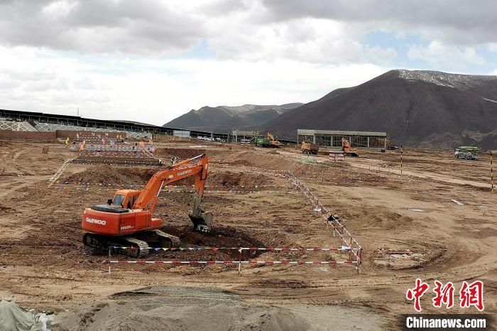 圖為光伏發(fā)電項(xiàng)目施工區(qū)正在抓緊施工?！±铍h 攝