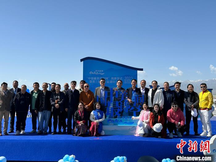 圖為國內(nèi)眾多詩人在茶卡鹽湖景區(qū)合影?！⒀?攝