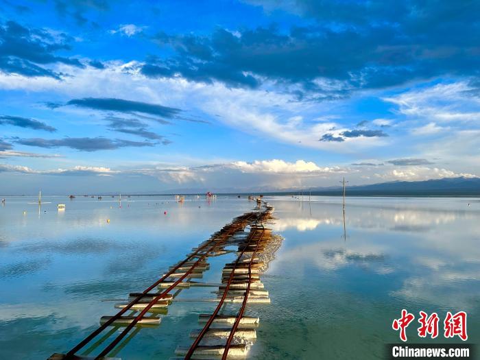 圖為茶卡鹽湖景區(qū)風(fēng)光?！⒀?攝
