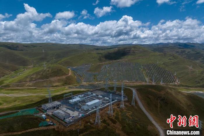 航拍建成投運的柯拉一期光伏電站升壓站。　劉忠俊 攝