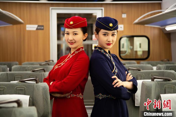 圖為整體色彩以“深藏青”和“喇嘛紅”為主調(diào)的西格段“復(fù)興號(hào)”動(dòng)車組乘務(wù)員新制服?！±罾?攝
