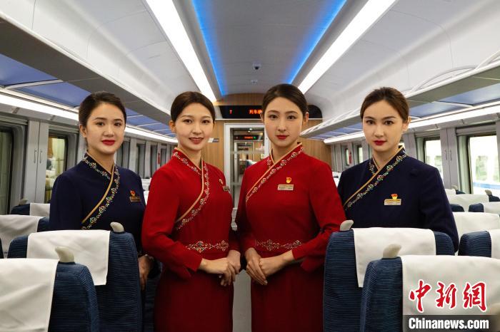 圖為整體色彩以“深藏青”和“喇嘛紅”為主調(diào)的西格段“復(fù)興號(hào)”動(dòng)車組乘務(wù)員新制服?！±罾?攝