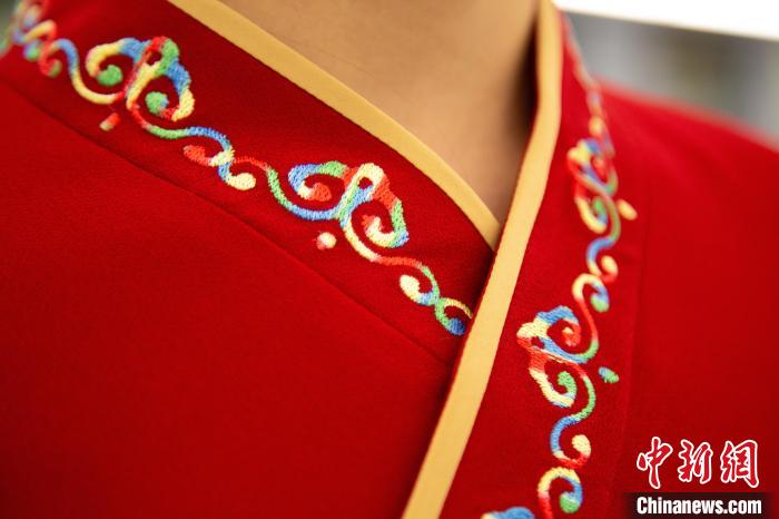 圖為新制服領(lǐng)口點(diǎn)綴有蒙古特色的烏力吉紋繡花?！±罾?攝