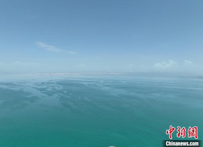 圖為航拍仲夏時(shí)節(jié)，青海湖水天一色。　祁增蓓 攝