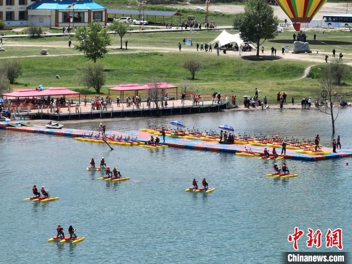 圖為航拍游客青海湖二郎劍景區(qū)體驗(yàn)娛樂項(xiàng)目。　祁增蓓 攝