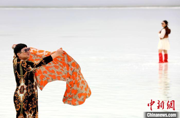 圖為游客在茶卡鹽湖拍照?！⊙Φ?攝