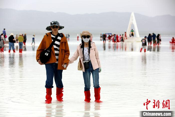 圖為游客在茶卡鹽湖之中。　薛蒂 攝