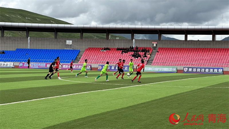 “州超”球員正在拼搶。人民網 劉沛然攝