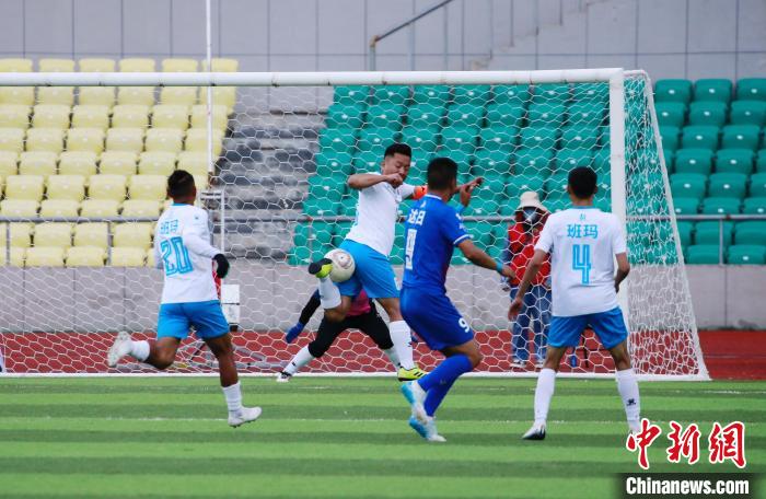 圖為班瑪隊(白)與達日隊在球場進行比拼?！●R銘言 攝