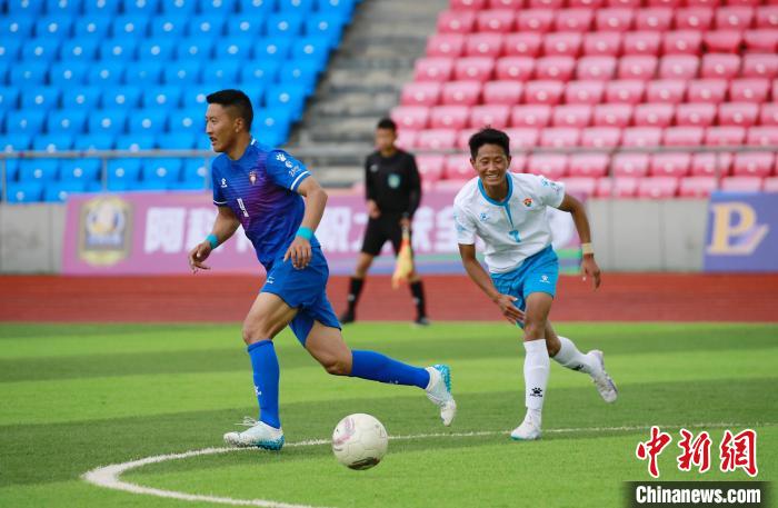 圖為班瑪隊(白)與達日隊隊員在球場感受快樂足球?！●R銘言 攝