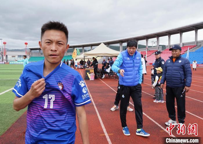 圖為范志毅在球場邊指導球員。　馬銘言 攝