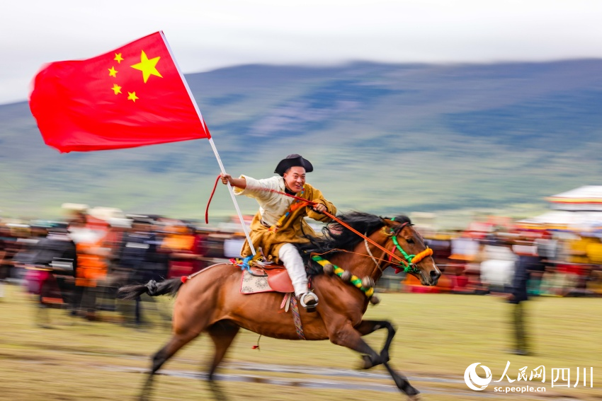 馬術(shù)表演現(xiàn)場。洛絨尼瑪攝