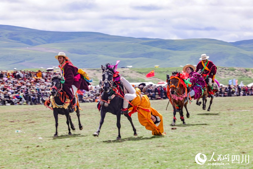 馬術(shù)表演現(xiàn)場。洛絨尼瑪攝