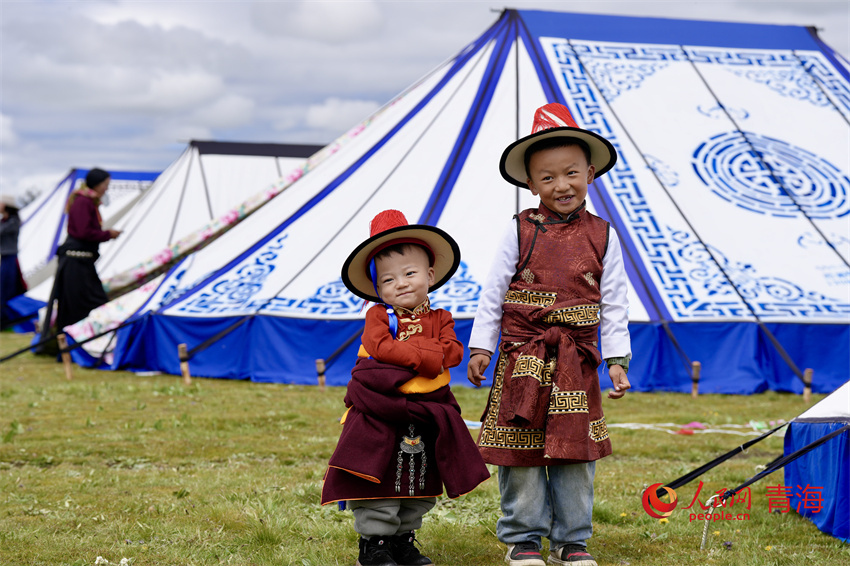 身著節(jié)日盛裝的小朋友。人民網(wǎng) 陳明菊攝