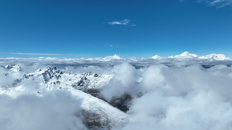 在白馬雪山遙望梅里雪山。德欽縣融媒體中心供圖