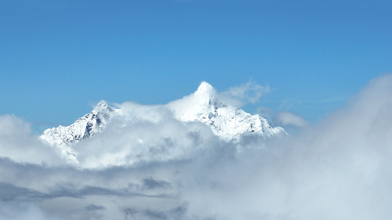 在白馬雪山遙望梅里雪山。德欽縣融媒體中心供圖