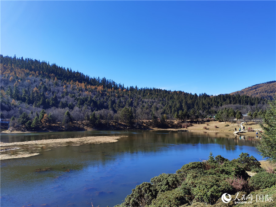 香格里拉國家公園景區(qū)內(nèi)，被譽為“高原仙子”的屬都湖吸引了眾多游客。人民網(wǎng)記者 杜明明攝