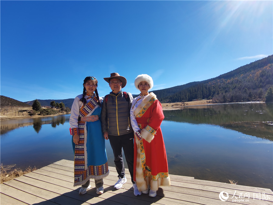 來自安徽合肥的一家三口在香格里拉國家公園景區(qū)內(nèi)拍照留念。人民網(wǎng)記者 杜明明攝
