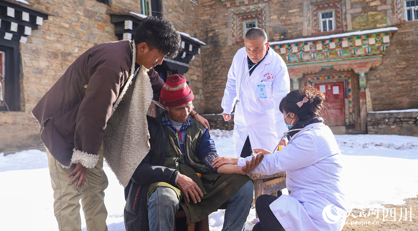 幫扶醫(yī)療小分隊(duì)成員為村民義診。劉學(xué)懿攝