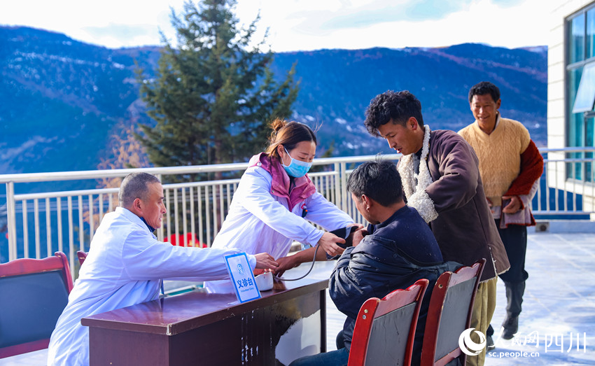 幫扶醫(yī)療小分隊(duì)成員為村民義診。劉學(xué)懿攝