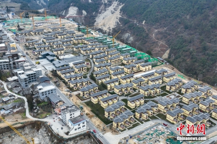 圖為2月1日，瀘定磨西鎮(zhèn)震后重建的安置小區(qū)。(無人機照片)<a target='_blank' href='/'><p  align=