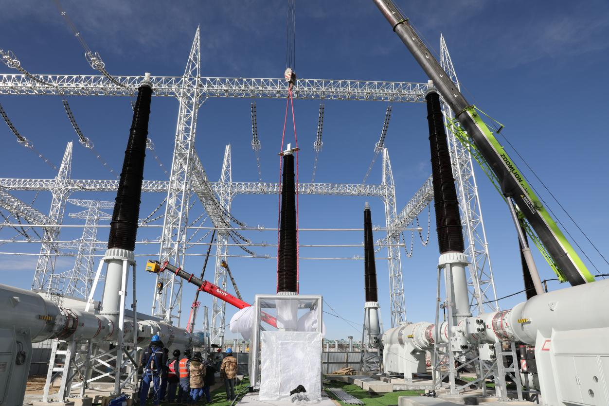 750千伏HGIS套管安裝工作。蒙珝攝