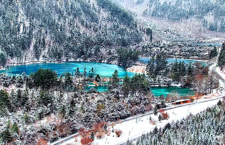 雪景中的海子。九管局供圖