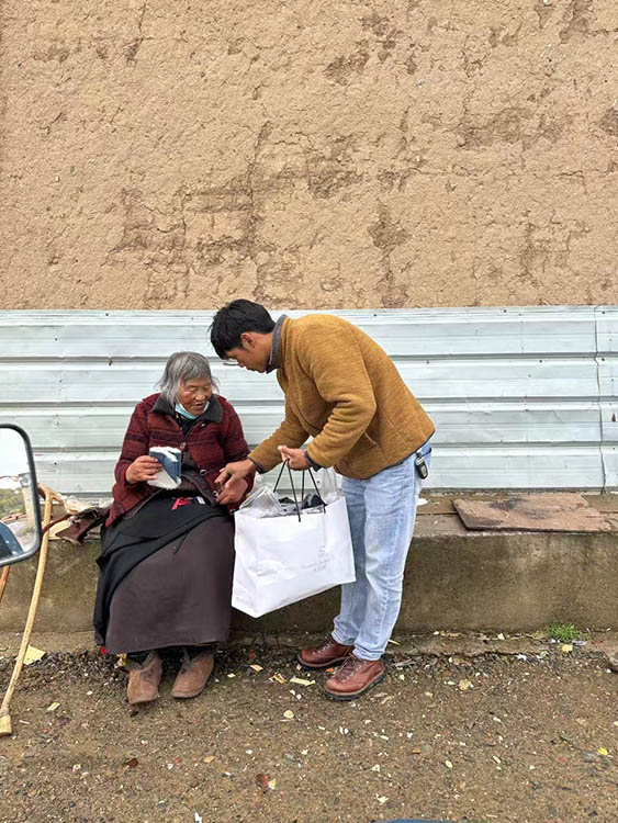 扎西奪爾登為困難群眾送去冬季御寒物資。阿壩州文明辦供圖