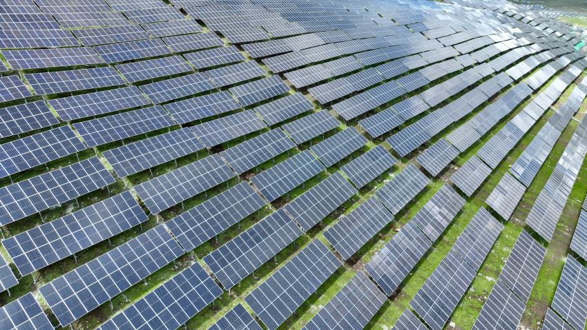 華電金川新能嘎斯都一期20萬千瓦光伏項目。金川縣融媒體中心供圖