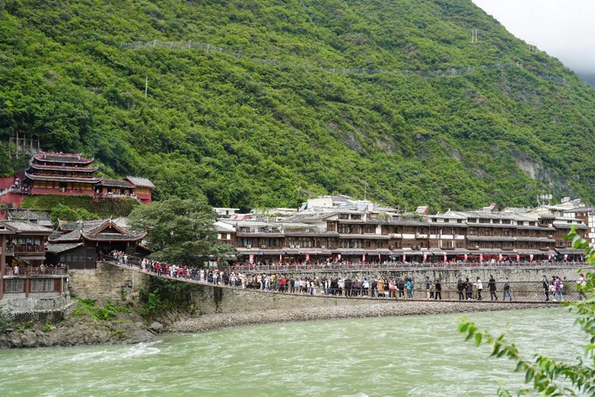 瀘定橋吸引無數(shù)游客駐足瞻仰。瀘定縣委宣傳部供圖