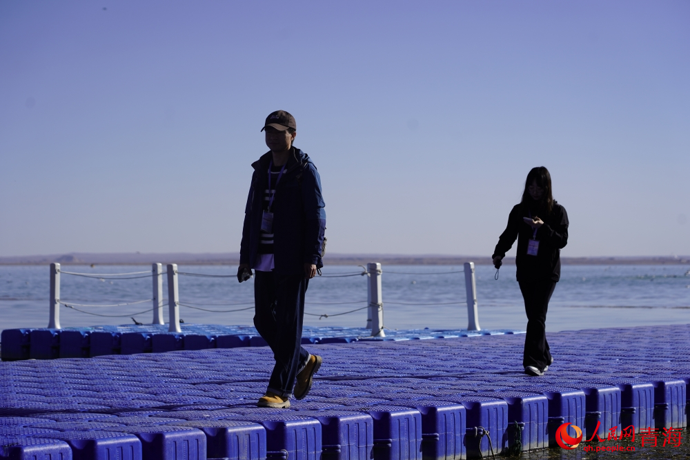 游人漫步在可魯克湖。人民網(wǎng) 陳明菊攝