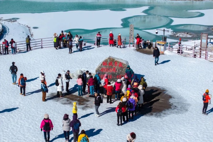 游客在達古冰川景區(qū)最高點打卡。黑水縣融媒體中心供圖