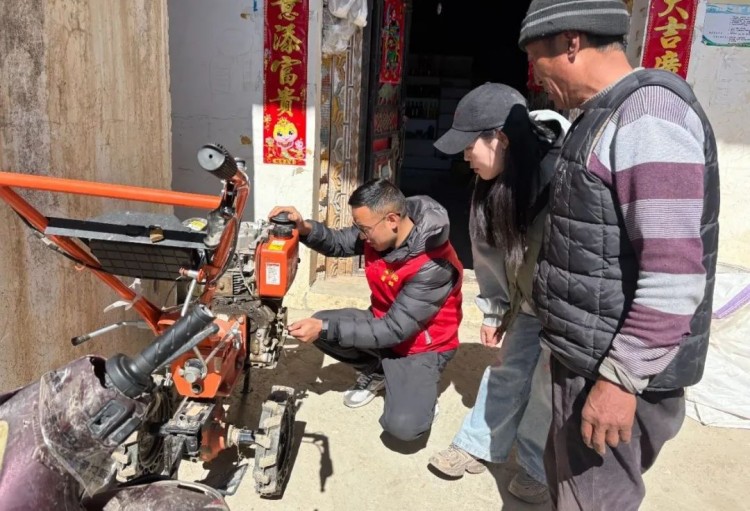 澤郎幫助村民檢查機(jī)械農(nóng)具。黑水縣融媒體中心供圖
